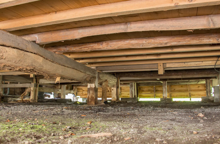 木造建築の床下